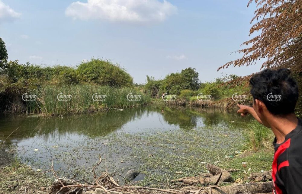 លោក ឡាយ រដ្ឋា អ្នកខេត្តកំពង់ស្ពឺ ចង្អុលទៅកាន់អូរប្រុង និងបាននិយាយថាពេលនេះកខ្វក់អស់ហើយ និងមិនអាចផឹកបានទៀតទេ បន្ទាប់ពីរោងចក្របើកដំណើរការមក។ ស៊ន សារ៉ាត