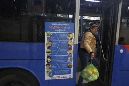 អ្នកដំណើរចុះពីរថយន្តក្រុងសាធារណៈ កាលពីខែមីនា ឆ្នាំមុន ប៉ុន្មានថ្ងៃមុនសាលាក្រុងប្រកាសបិទដំណើរការសេវាដឹកជញ្ជូនមួយនេះ ដោយសារតែវិវត្តកូវីដ១៩។ បញ្ញា ឆព័ណ្ណ