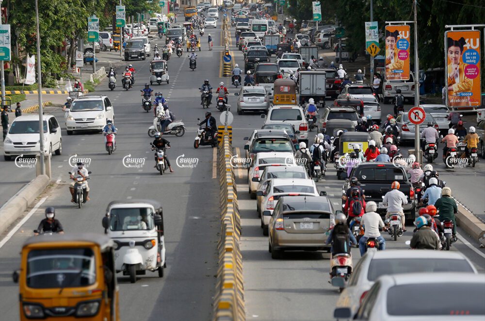 ស្ថានភាពចរាចរណ៍កកកុញនៅលើផ្លូវព្រះនរោត្តមក្នុងទីក្រុងភ្នំពេញនៅថ្ងៃទី៦ ខែឧសភា បន្ទាប់ពីអាជ្ញាធរអនុញ្ញាតឲ្យមានការធ្វើដំណើរឡើងវិញនៅក្នុងតំបន់លឿង។ ខេមបូចា/ បញ្ញា ឆព័ណ្ណ