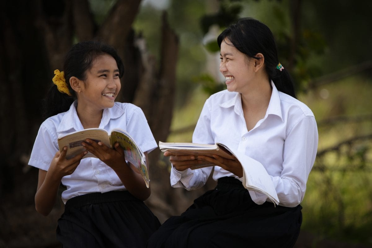 កុមារី២នាក់អានសៀវភៅក្នុងសាលារៀនរបស់ពួកគេនៅស្រុកគាស់ក្រឡ ខេត្តបាត់ដំបង នាថ្ងៃទី១៥ ខែធ្នូ ឆ្នាំ២០២០។ រូបថត៖អង្គការទស្សនៈពិភពលោក