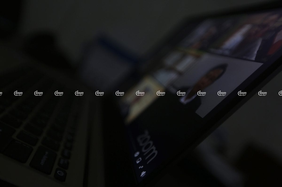 អ្នកប្រើប្រាស់កម្មវិធីហ្ស៊ូមរៀបចំកិច្ចប្រជុំមួយនៅភ្នំពេញ ថ្ងៃទី២៨ ខែមិថុនា។ ខេមបូចា/ ព្រីង សំរាំង