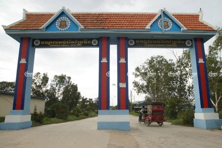 បុរសម្នាក់បើករ៉ឺម៉កកង់បីចូលតាមច្រកមណ្ឌលអប់រំកែប្រែ១ ថ្ងៃទី២១ ឧសភា ឆ្នាំ២០២១។ ខេមបូចា/ បញ្ញា ឆព័ណ្ណ