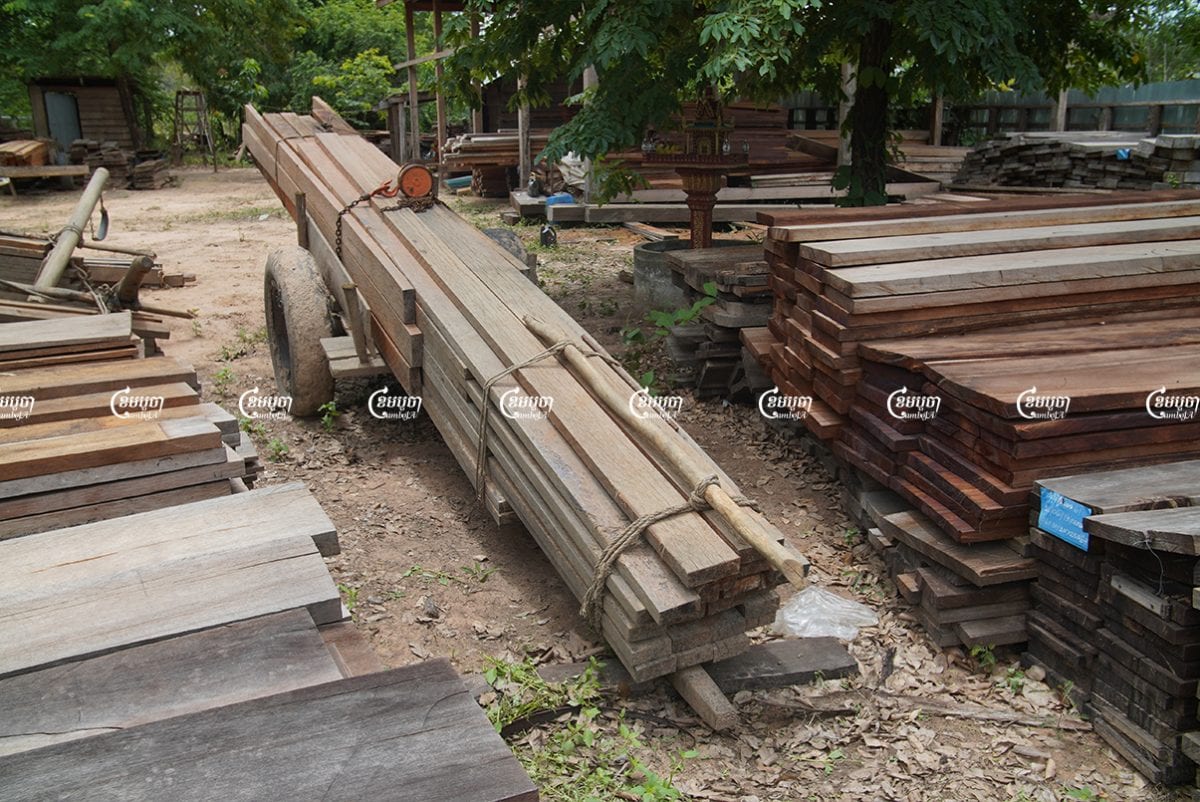 គំនរឈើដែលរឹបអូសបានស្តុកនៅដែនជម្រកសត្វព្រៃព្រះរកា-ឆែបក្នុងខេត្តព្រះវិហារ។ រូបភាពថតកាលពីខែមិថុនា ឆ្នាំ២០២១។ ខេមបូចា/ បញ្ញា ឆព័ណ្ណ