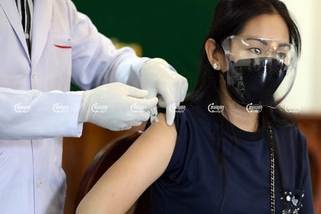 ស្រ្តីម្នាក់ទទួលវ៉ាក់សាំងកូវីដ១៩ នៅក្រុងភ្នំពេញ។ រូបថតកាលពីថ្ងៃទី០១ ខែមេសា ឆ្នាំ២០២១។ ខេមបូចា/ ព្រីង សំរាំង