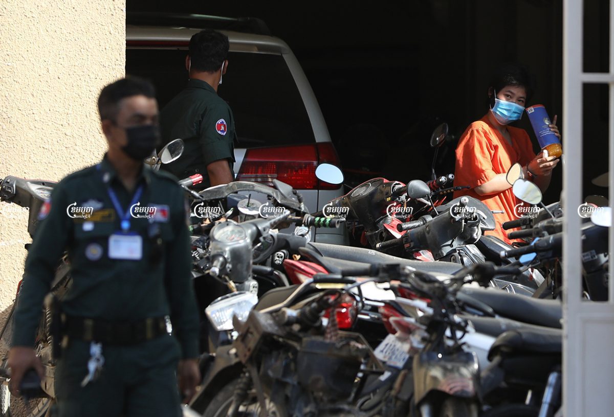 ឈឿន ដារ៉ាវី សកម្មជននៃក្រុមយុវជនខ្មែរថាវរៈមកដល់សាលា ដំបូងរាជធានីភ្នំពេញ ដើម្បីចូលរួមសវនាការនៅថ្ងៃទី២៧ ខែកក្កដា ឆ្នាំ២០២១។ ខេមបូចា/ ព្រីង សំរាំង