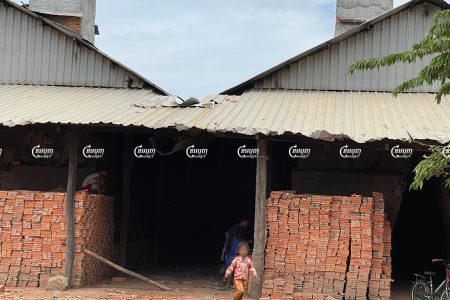 ក្មេងៗលេងនៅឡឥដ្ឋមួយកន្លែងក្នុងខេត្តកណ្តាល ខណៈឪពុកម្តាយរបស់ពួកគេធ្វើឥដ្ឋកាលពីថ្ងៃទី២០ ខែកក្កដា។ ខេមបូចា/ ឃួន ណារីម