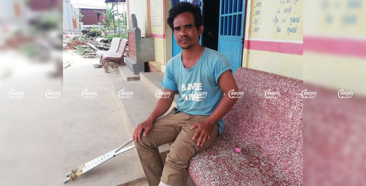 លោក ប៉ិន ស៊ីម អង្គុយនៅក្នុងវត្តអារញ្ញសាគរ ក្រុងសៀមរាប ជាកន្លែងដែលលោកស្នាក់នៅបណ្តោះអាសន្ន។ រូបភាពថត កាលពីថ្ងៃទី ២១ខែមិថុនា២០២១។ ខេមបូចា/ នង ម៉ៃចរីយា