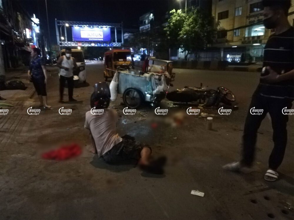 បុរសម្នាក់ជួបគ្រោះថ្នាក់ចរាចរណ៍ នៅក្នុងទីក្រុងភ្នំពេញ ថ្ងៃទី១៤ ខែមិថុនា ២០២១។ ខេមបូចា/ នង ម៉ៃចរីយា