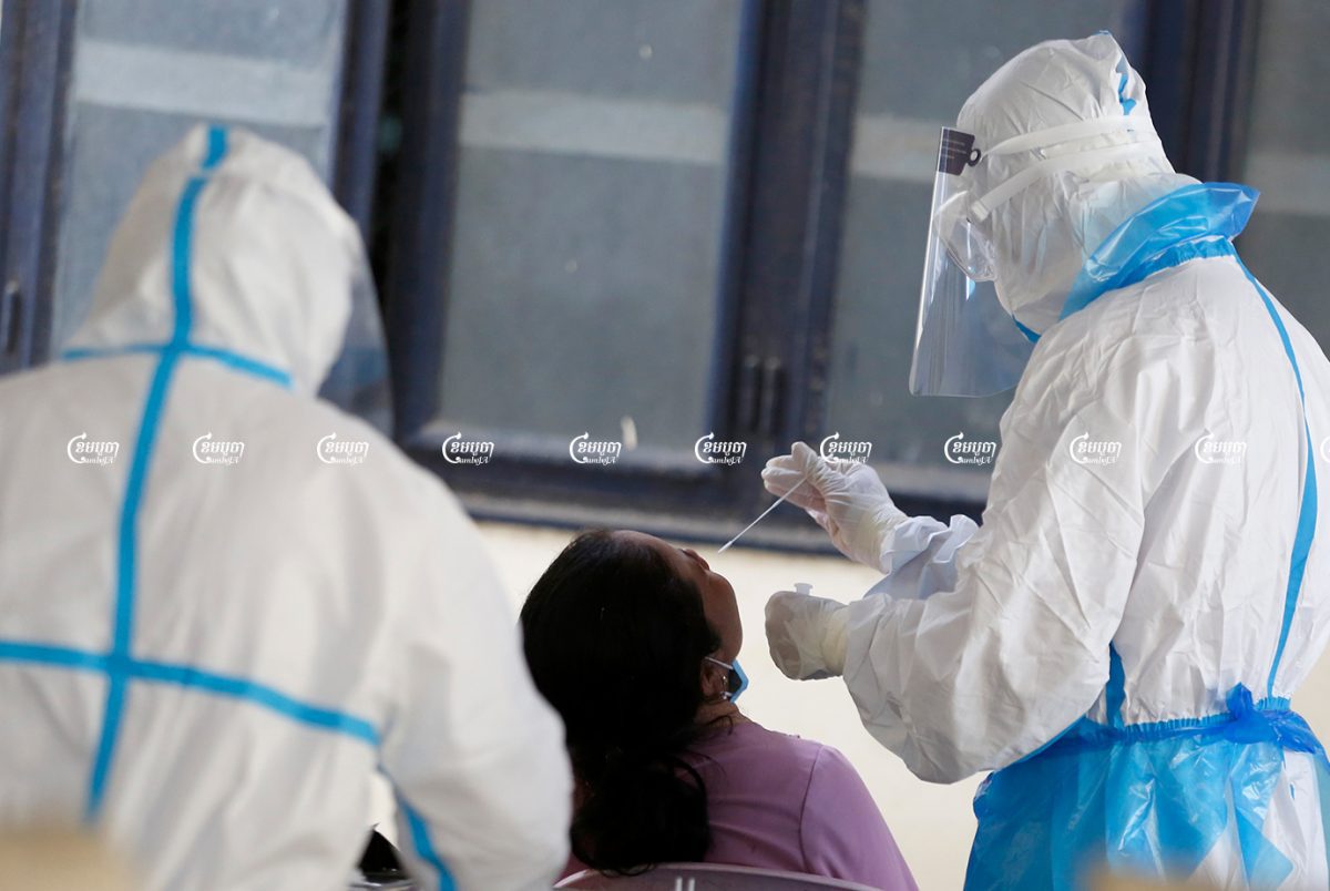 ក្រុមគ្រូពេទ្យប្រើឧបករណ៍តេស្តរហ័សធ្វើតេស្តកូវីដ១៩ លើប្រជាពលរដ្ឋក្នុងរាជធានីភ្នំពេញ ថ្ងៃទី១១ ខែសីហា ឆ្នាំ២០២១។ ខេមបូចា/ បញ្ញា ឆព័ណ្ណ