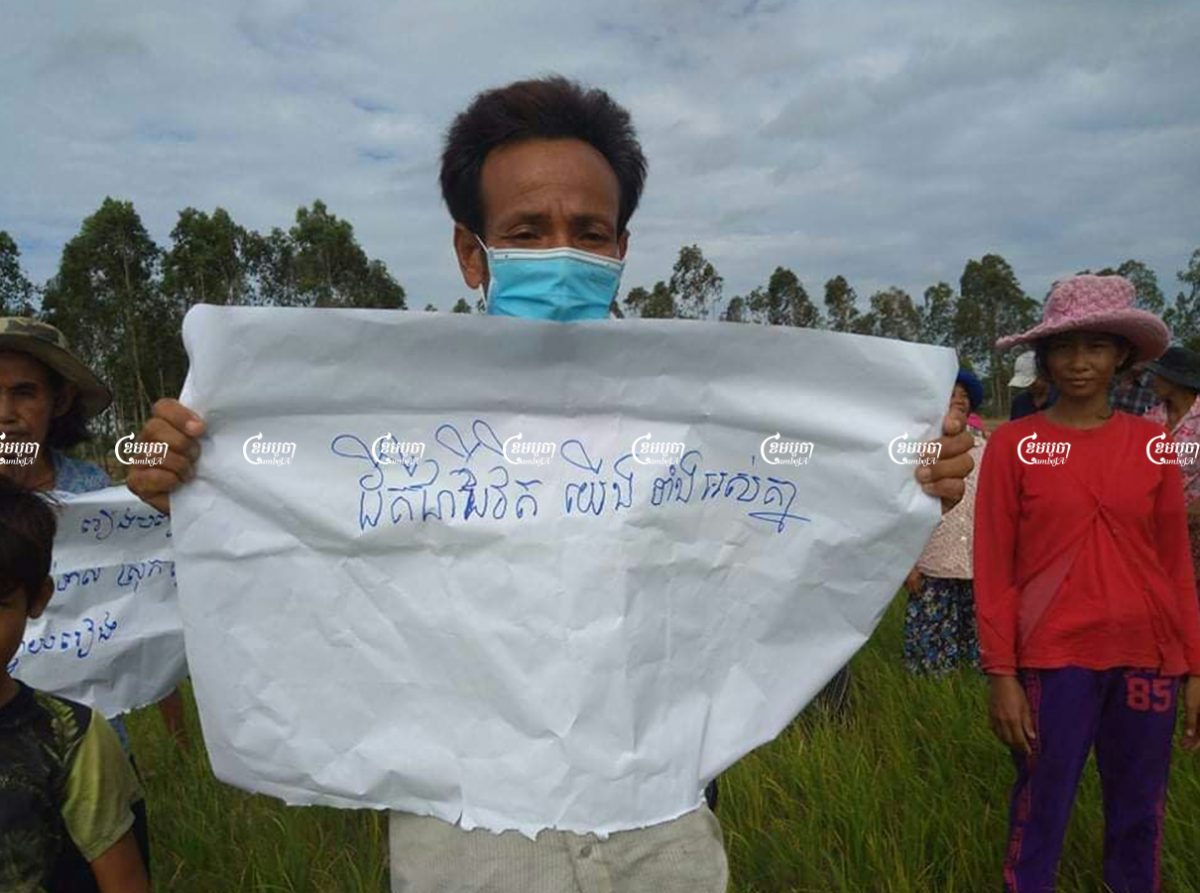 អ្នកភូមិតវ៉ានៅលើដីស្រែរបស់ខ្លួននៅថ្ងៃចន្ទ។ ដីជម្លោះស្ថិតក្នុងព្រំប្រទល់នៃគម្រោងស្ដារប្រឡាយឡើងវិញ។ រូបភាពផ្ដល់ឲ្យ