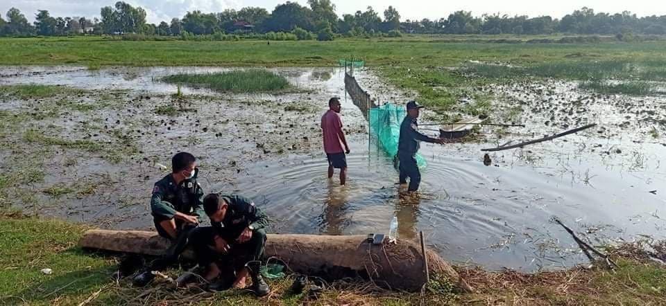 មន្រ្តីប៉ូលិសមូលដ្ឋានចុះដកឧបករណ៍នេសាទខុសច្បាប់ចេញពីបឹងពោធិ៍ ក្នុងឆ្នាំ ២០២០។រូបភាពផ្តល់ឲ្យ