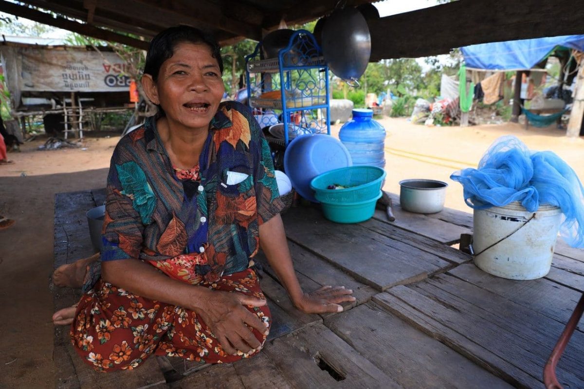 អ្នកស្រី រឿន សុខ ផ្តល់បទសម្ភាសដល់អ្នកសារព័ត៌មាននៅសំយ៉ាបផ្ទះអ្នកស្រីនៅទីតាំងថ្មី កាលពីថ្ងៃទី១៦ ខែកក្កដា ឆ្នាំ២០២១។ អ៊ីសា រ៉ហ៊ីណី