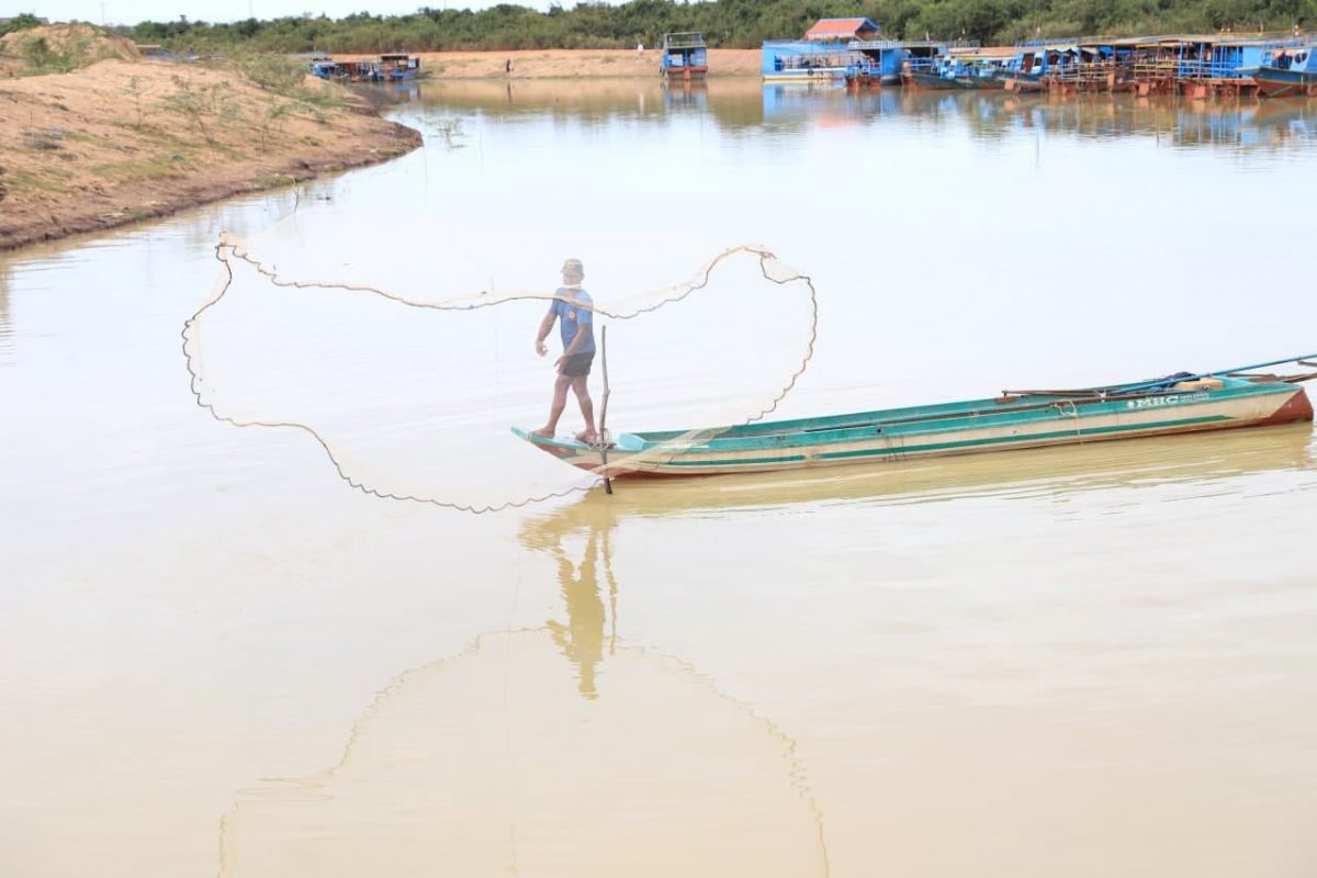 អ្នកនេសាទកំពុងបង់សំណាញ់នៅដៃទន្លេសាប ក្នុងខេត្តសៀមរាប ខណះដែលទឹកចាប់ផ្តើមឡើងបន្តិច ថ្ងៃទី១៤ ខែសីហា ឆ្នាំ២០២១។ អ៊ីសា រ៉ហ៊ីណី
