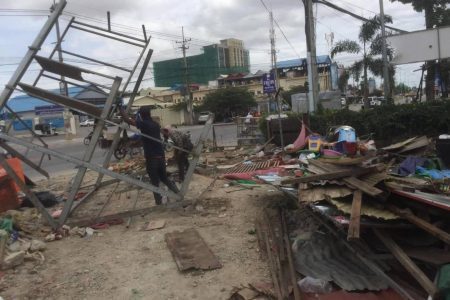 អាជ្ញាធរខណ្ឌឫស្សីកែវវាយកម្ទេចផ្ទះប្រជាពលរដ្ឋកាលពីថ្ងៃទី១៩ ខែសីហា នៅក្នុងតំបន់សហគមន៍បឹងឈូក។ រូបភាពដើមផ្សាយដោយសមាគមធាងត្នោត។