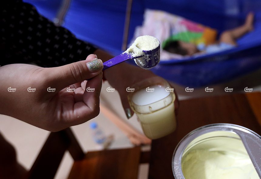 ស្រ្តីជាអ្នកមើលថែក្មេងកំពុងរៀបចំឆុងម្សៅទឹកដោះគោសម្រាប់កូនក្មេងនៅរាជធានីភ្នំពេញ ថ្ងៃទី៨ ខែកញ្ញា ឆ្នាំ២០២១។ ខេមបូចា/ ព្រីង សំរាំង