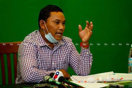 លោក ឆន ផល្លា ជាសកម្មជនការពារបរិស្ថានដែលត្រូវបានឃុំខ្លួនបណ្តោះអាសន្នកាលពីថ្ងៃចន្ទ។ លោកថ្លែងនៅក្នុងសន្និសីទសារព័ត៌មានអំពីបណ្តឹងនិងបញ្ហាប្រឈមរបស់លោក នៅរាជធានីភ្នំពេញកាលពីថ្ងៃទី១៦ ខែកក្កដា ឆ្នាំ២០២០។ ខេមបូចា/ បញ្ញា ឆព័ណ្ណ