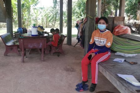 អ្នកស្រី ហែម ហាន់ អង្គុយក្រោមផ្ទះរបស់គាត់ ក្នុឃុំសសរស្តម្ភ ស្រុកពួក ខេត្តសៀមរាប កាលពីខែសីហា ឆ្នាំ២០២១។ នង ម៉ៃចរីយា