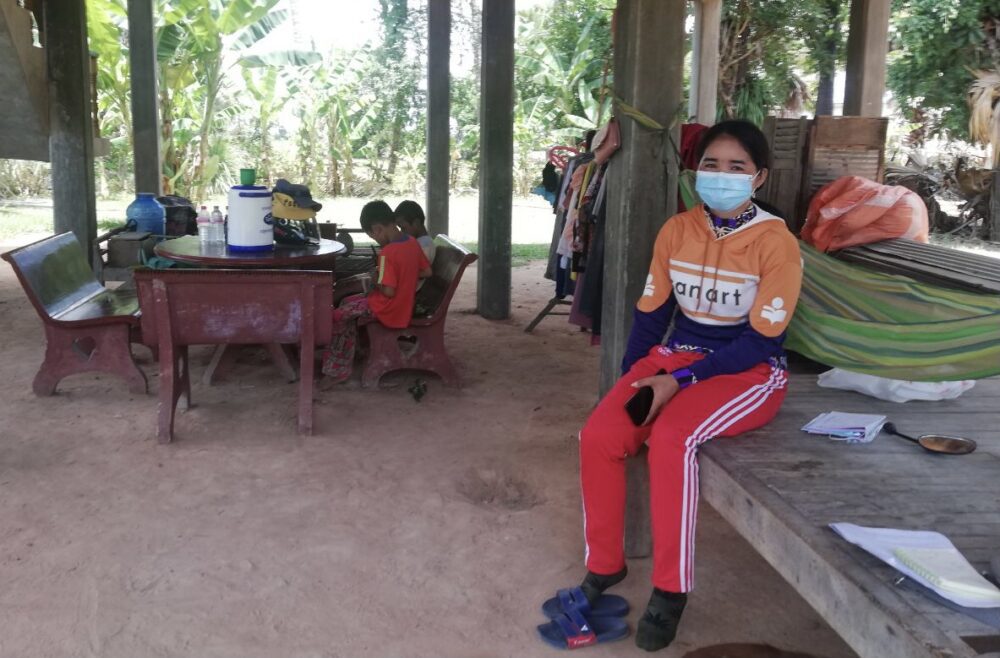 អ្នកស្រី ហែម ហាន់ អង្គុយក្រោមផ្ទះរបស់គាត់ ក្នុឃុំសសរស្តម្ភ ស្រុកពួក ខេត្តសៀមរាប កាលពីខែសីហា ឆ្នាំ២០២១។ នង ម៉ៃចរីយា