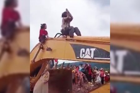 អ្នកស្រី ង៉ែត យឿន រត់ឡើងលើត្រាក់ទ័រដើម្បីគេចពីអំពើហិង្សា ដែលកើតឡើងកាលពីថ្ងៃទី១៣ ខែកញ្ញា ឆ្នាំ២០២១។ រូបភាពផ្តល់ឲ្យ