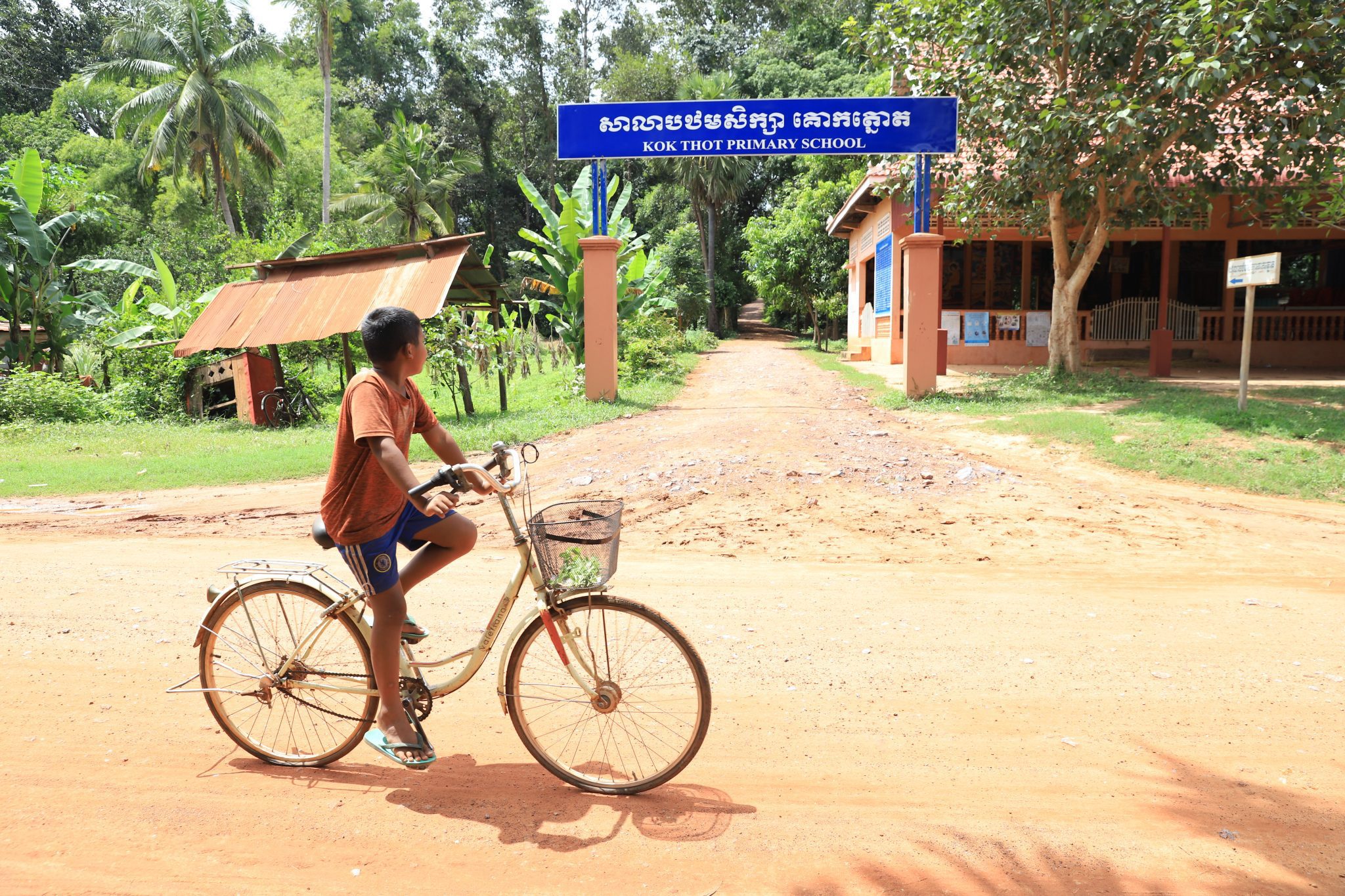 កុមារាម្នាក់ជិះកង់កាត់សាលាបឋមសិក្សា គោកត្នោត សង្កាត់គោកចក ខេត្តសៀមរាប នាថ្ងៃទី៥ ខែកញ្ញា ឆ្នាំ២០២១។ អ៊ីសា រ៉ហ៊ីណី