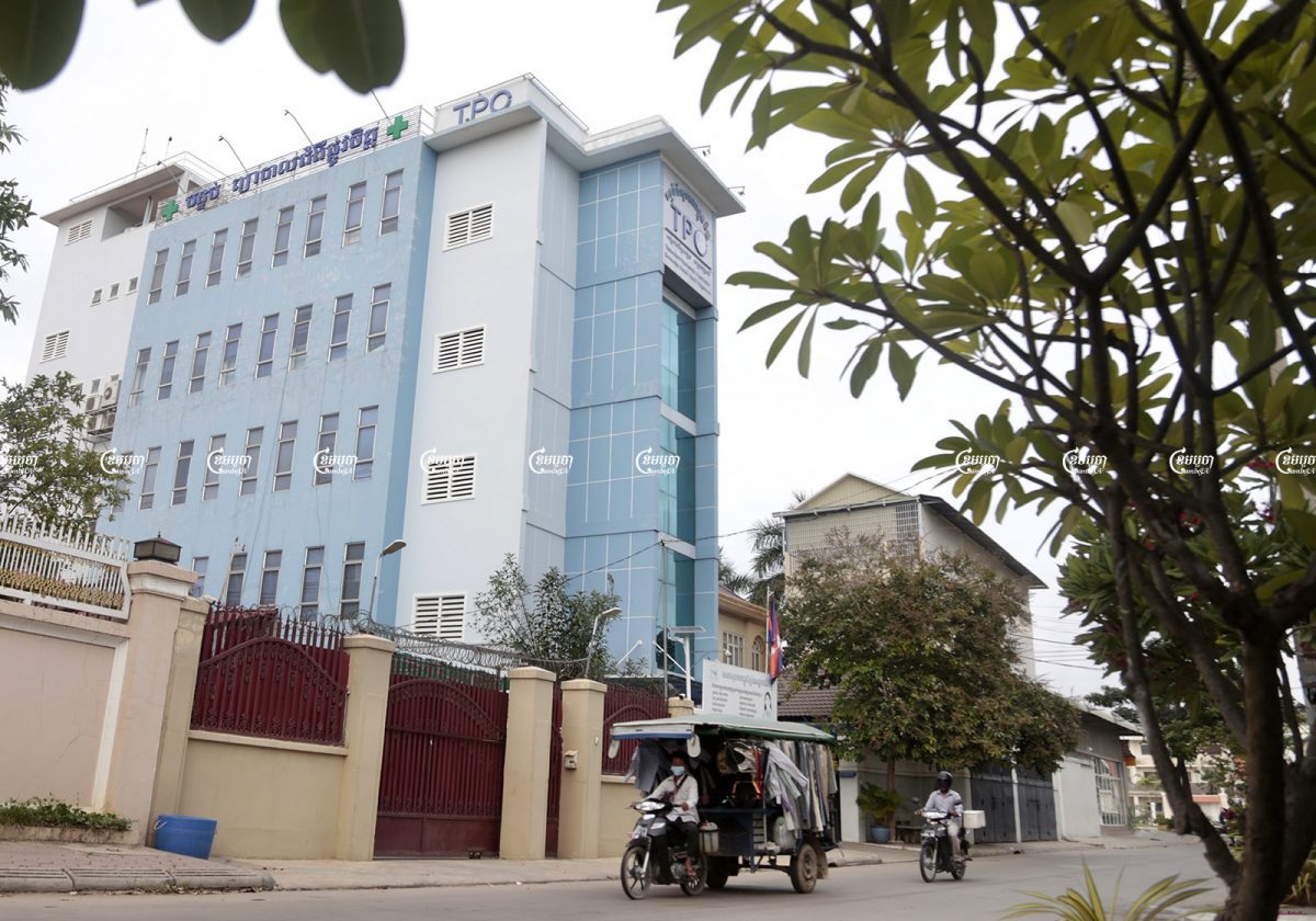 Motorists drive past the TPO buildingពលរដ្ឋជិះម៉ូតូកាត់អគារចិត្តសង្គម អន្តរវប្បធម៌ (TPO) ក្នុងរាជធានីភ្នំពេញ កាលពីថ្ងៃទី២៨ ខែសីហា។ ខេមបូចា/ បញ្ញា ឆព័ណ្ណ
