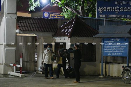 អ្នកភូមិត្រូវបានដោះលែងពីស្នងការដ្ឋាននគរបាលខេត្តកណ្តាលបន្ទាប់ពីត្រូវបានចាប់ខ្លួនកាលពីថ្ងៃអាទិត្យ អំឡុងការតវ៉ាប្រឆាំងនឹងគម្រោងព្រលានយន្តហោះថ្មី។ រូបភាពថត កាលពីថ្ងៃទី១៤ ខែកញ្ញា ឆ្នាំ២០២១។ ខេមបូចា/ បញ្ញា ឆព័ណ្ណ