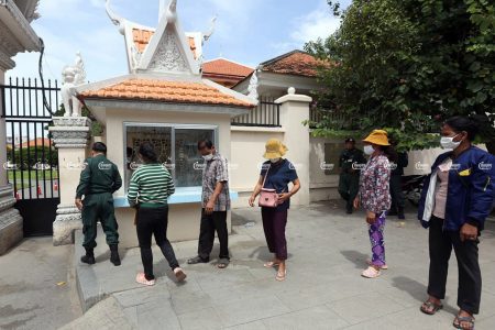 អ្នកភូមិមកពីសហគមន៍ឡពាងដាក់ញត្តិនៅក្រសួងមហាផ្ទៃដើម្បីសុំ អនុញ្ញាតដាក់បឹងពោធិ៍ជាតំបន់ការពារ។ ក្រសួងបានច្រានចោលញត្តិរបស់ពួកគាត់ ហើយបង្វែរពួកគាត់ឲ្យទៅក្រសួងបរិស្ថានវិញ។ រូបថតថតកាលពីថ្ងៃទី១០ ខែកញ្ញា ឆ្នាំ២០២១។ ខេមបូចា/ ព្រីង សំរាំង