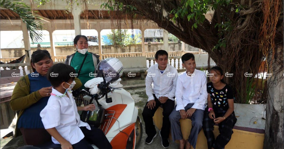 លោក ជុំ ពុទ្ធី និងលោក ឈួរ ផេង អតីតសកម្មជនគណបក្សសង្គ្រោះជាតិ អង្គុយនៅវត្តអង្គមេត្រី បន្ទាប់ពីត្រូវបានដោះលែងពីពន្ធនាគារព្រៃស នៅជាយក្រុងភ្នំពេញ ថ្ងៃទី៥ ខែវិច្ឆិកា ឆ្នាំ២០២១។ ខេមបូចា/ ព្រីង សំរាំង