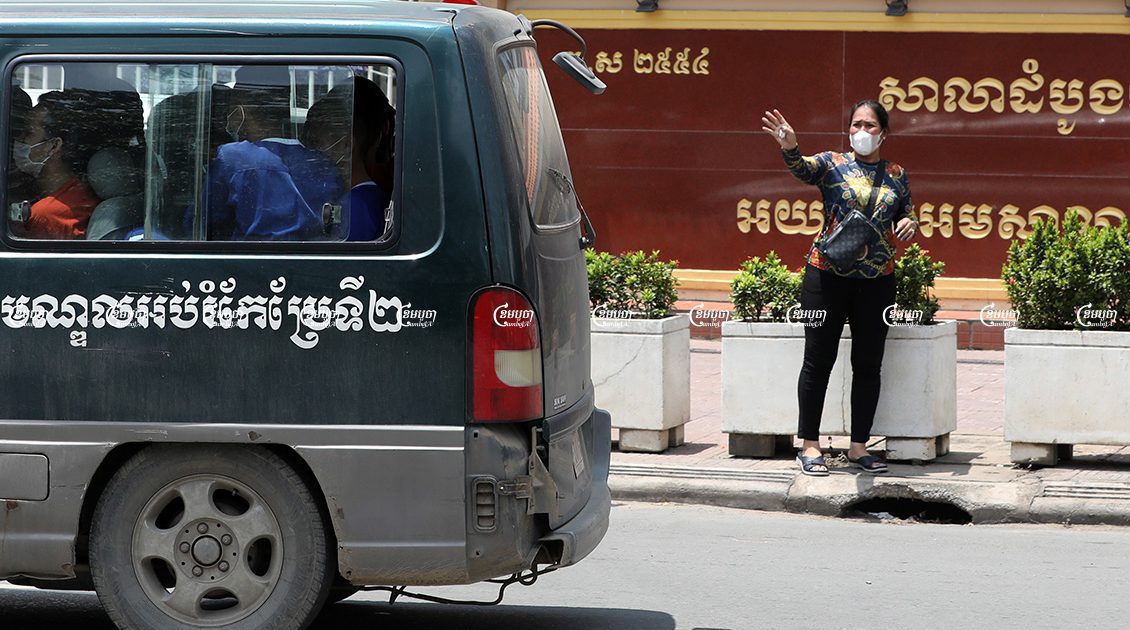 អ្នកស្រី ព្រំ ចន្ថា ម្តាយរបស់កុមារ កាក់ សុវណ្ណច្ឆ័យ បក់ដៃទៅកាន់កូនប្រុស ខណៈកូនប្រុសត្រូវបានបញ្ជូនតាមរថយន្តទៅកាន់ពន្ធនាគារ នៅខាងមុខសាលាដំបូងរាជធានីភ្នំពេញ បន្ទាប់ពីសវនាការ កាលពីថ្ងៃទី២៩ ខែកញ្ញា ឆ្នាំ២០២១។ ខេមបូចា/ ព្រីង សំរាំង