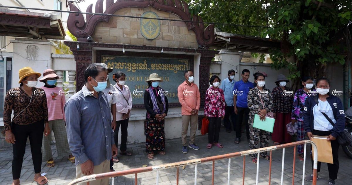 អ្នកភូមិឡពាងមកដល់សាលាឧទ្ធរណ៍ក្នុងក្រុងភ្នំពេញ។ រូបថតកាលពីថ្ងៃទី២០ ខែតុលា ឆ្នាំ២០២១។ ខេមបូចា/ព្រីង សំរាំង