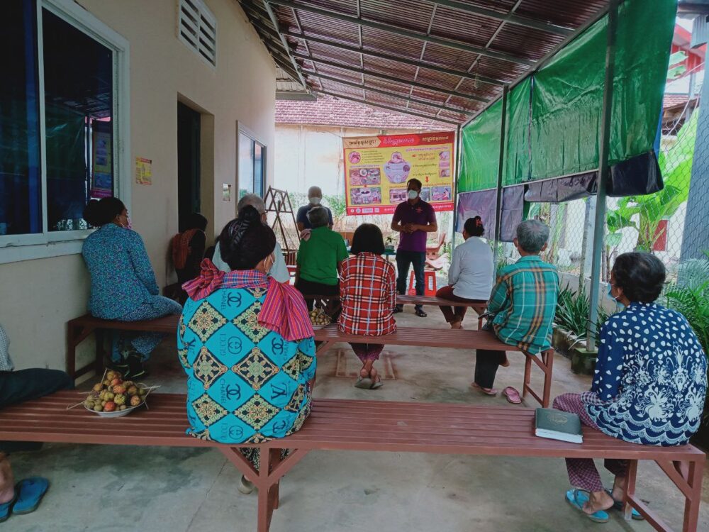 មន្ត្រីអង្គការធ្វើការផ្នែកសុខភាពណែនាំអ្នកជំងឺរបេងអំពីអនាម័យ និងការថែទាំ សុខភាពកំឡុងពេលលេបថ្នាំរបេងនៅមណ្ឌលសុខភាពព្រែទម្លាប់។ រូបថតកាលពីថ្ងៃទី១៤ ខែកញ្ញា ឆ្នាំ២០២១។ រូបភាពផ្ដល់ឲ្យ។