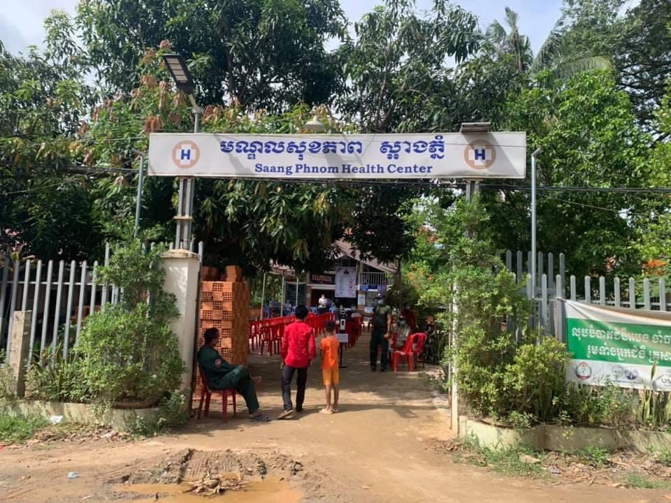 មន្ត្រីអង្គការធ្វើការផ្នែកសុខភាពរៀបចំកម្មវិធីនៅមណ្ឌលសុខភាពស្អាងភ្នំ ក្នុងស្រុកស្អាង ខេត្តកណ្ដាល អំឡុងពេលស្វែងរកករណីឆ្លងជំងឺរបេងសកម្ម។ រូបថតកាលពីថ្ងៃទី២៨ ខែកញ្ញា ឆ្នាំ២០២១។ រូបភាពផ្ដល់ឲ្យ។