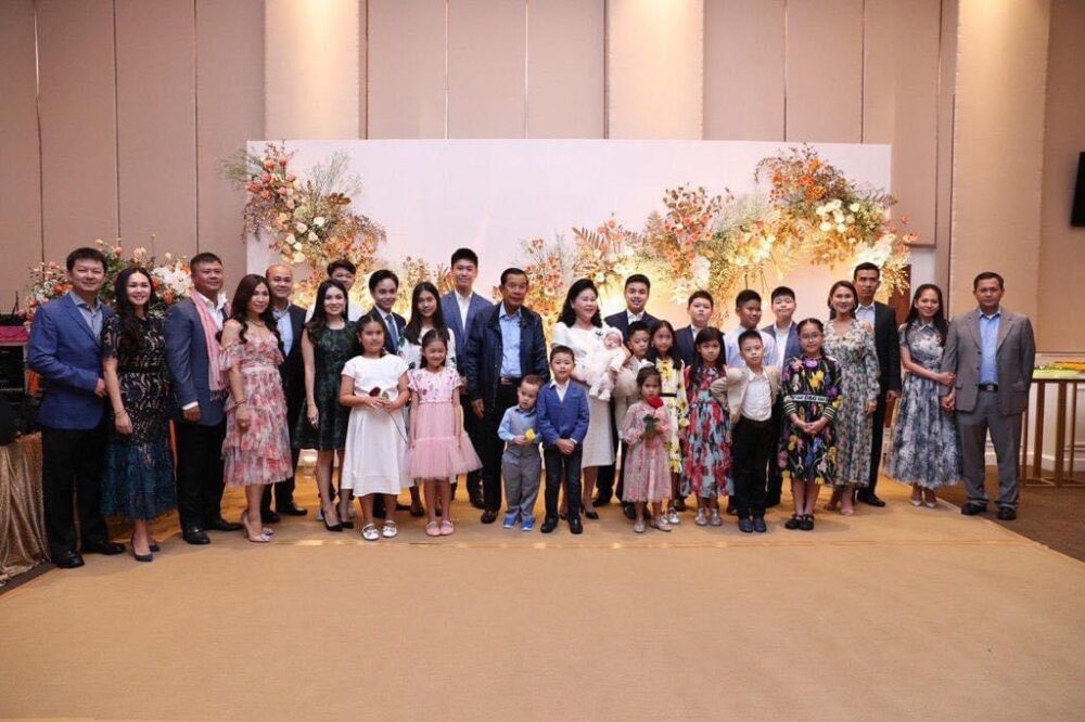 ក្រុមគ្រួសារលោកនាយករដ្ឋមន្រ្តី ហ៊ុន សែន ថតរូបជុំគ្នា នៅទីក្រុងភ្នំពេញ និងបង្ហោះនៅលើហ្វេសប៊ុករបស់លោក។