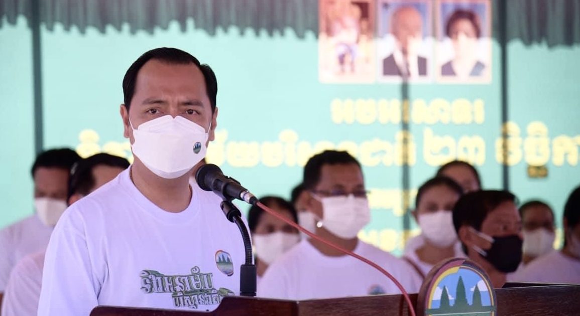 អ្នកនាំពាក្យក្រសួងបរិស្ថានលោក នេត្រ ភត្រ្តា មានប្រសាសន៍នៅវេទិកាបរិស្ថានមួយនៅខេត្តកំពត។ រូបថតកាលពីថ្ងៃទី២៣ ខែវិច្ឆិកា ឆ្នាំ២០២១។ រូបភាពពីហ្វេសប៊ុក