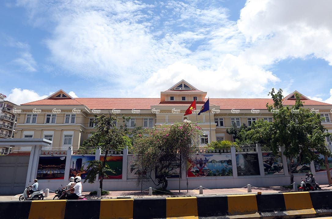 អ្នកធ្វើដំណើរជិះកាត់មុខស្ថានទូតវៀតណាម នៅក្នុងទីក្រុងភ្នំពេញ។ រូបថតថ្ងៃទី២២ ខែកញ្ញា ឆ្នាំ២០២១។ ខេមបូចា/ ព្រីង សំរាំង