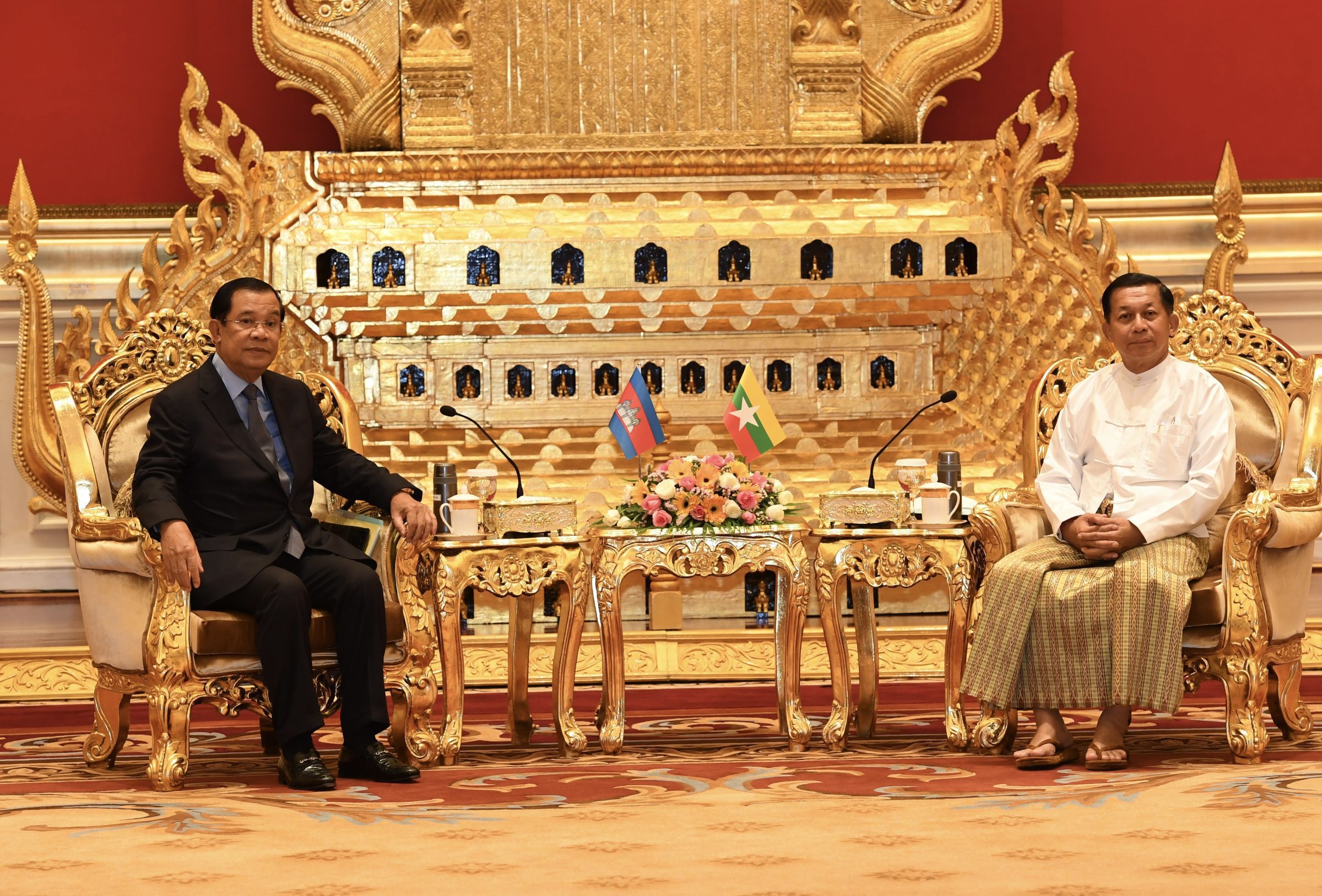 លោកនាយករដ្ឋមន្ត្រី ហ៊ុន សែន ត្រូវបានស្វាគមន៍ដោយមេដឹកនាំយោធា មីន អោង ឡាំង ក្នុងជំនួបនៅប្រទេសមីយ៉ាន់ម៉ា ថ្ងៃទី៧ ខែមករា ឆ្នាំ២០២២។ ខេមបូចា/ រូបភាពពីលោក អាន ឃួន សំអូន ទូរទស្សន៍ជាតិកម្ពុជា
