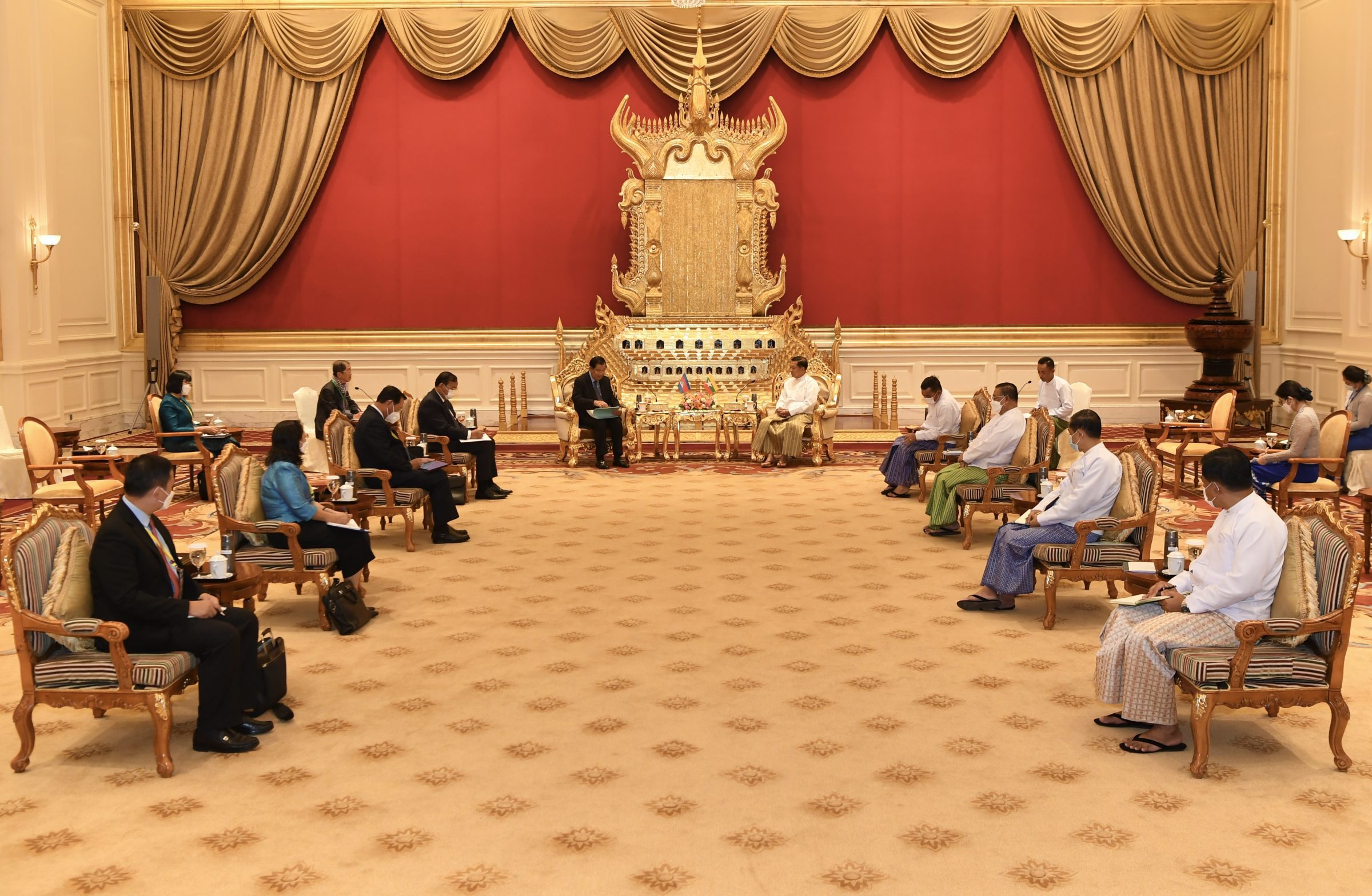 លោកនាយករដ្ឋមន្ត្រី ហ៊ុន សែន ត្រូវបានស្វាគមន៍ដោយមេដឹកនាំយោធា មីន អោង ឡាំង ក្នុងជំនួបនៅប្រទេសមីយ៉ាន់ម៉ា ថ្ងៃទី៧ ខែមករា ឆ្នាំ២០២២។ ខេមបូចា/ រូបភាពពីលោក អាន ឃួន សំអូន ទូរទស្សន៍ជាតិកម្ពុជា