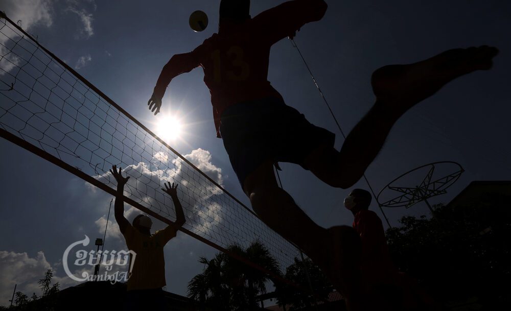 ក្រុមអ្នកជំងឺជាបុរសៗលេងបាល់ទះនៅ សមាគម អប់រំព្យាបាលជនប្រើប្រាស់គ្រឿងញៀន និងបណ្តុះបណ្តាលចំណេះដឹង នៅរាជធានីភ្នំពេញ នាថ្ងៃទី ៤ ខែកុម្ភៈ ឆ្នាំ ២០២២។ ខេមបូចា/ព្រីង សំរាំង