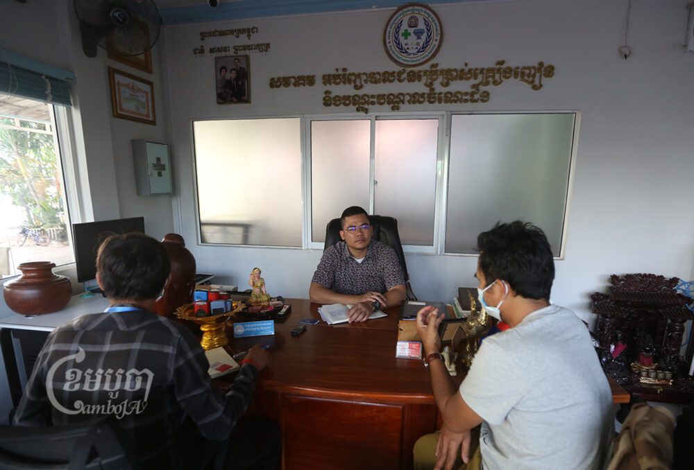 លោក ហង្ស ប្រសើរ អនុប្រធានសមាគម អប់រំព្យាបាលជនប្រើប្រាស់គ្រឿងញៀន និងបណ្តុះបណ្តាលចំណេះដឹង ផ្តល់បទសម្ភាសដល់អ្នកសារព័ត៌មានខេមបូចា នៅរាជធានីភ្នំពេញនាថ្ងៃទី៤ ខែកុម្ភៈ ឆ្នាំ២០២០។ ខេមបូចា/ព្រីង សំរាំង