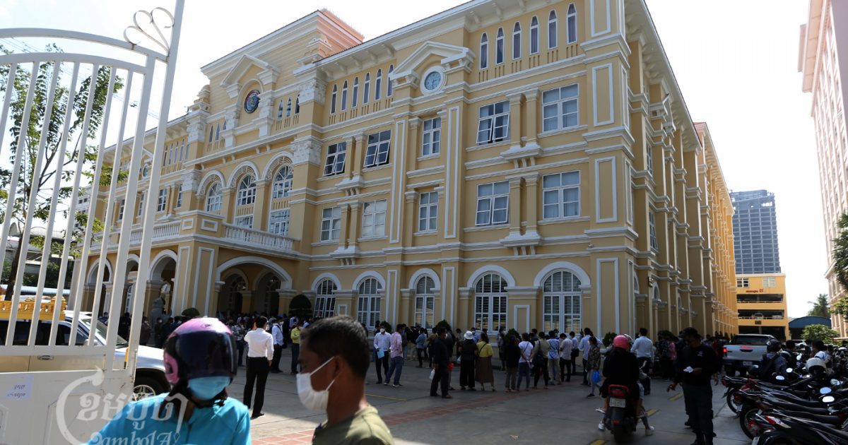 ប្រជាពលរដ្ឋឈរតម្រង់ជួរដើម្បីទិញថ្នាំព្យាបាលកូវីដ នៅក្រសួងប្រៃសណីយ៍ និងទូរគមនាគម ក្នុងក្រុងភ្នំពេញ។ រូបថតថ្ងៃទី២១ ខែកុម្ភៈ ឆ្នាំ២០២២។ ខេមបូចា/ព្រីង សំរាំង