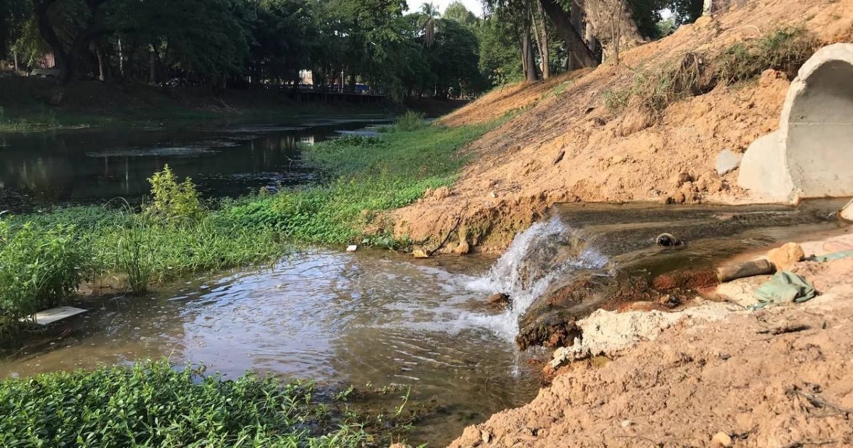 ទឹកកខ្វក់ហូរចូលស្ទឹងសៀមរាប។ រូបភាពថតកាលពីខែមករា ឆ្នាំ ២០២២។ ដោយ៖ ថុន រដ្ឋា