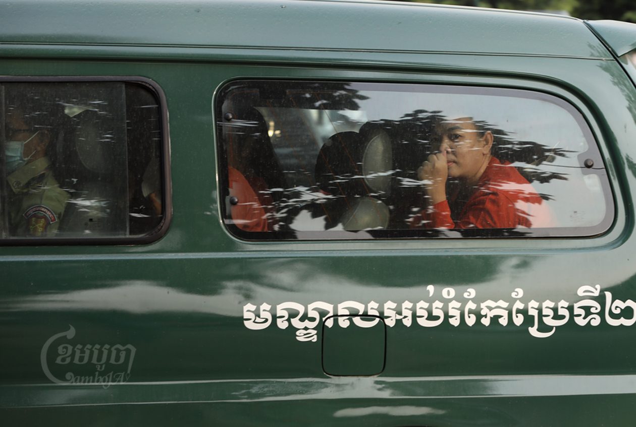 អតីតមេដឹកនាំសហជីពក្រុមហ៊ុនណាហ្គាវើលដ៍មកដល់សាលាឧទ្ធរណ៍រាជធានីភ្នំពេញសម្រាប់សវនាការស្នើសុំនៅក្រៅឃុំរបស់ពួកគេ កាលពីថ្ងៃទី១០ ខែមីនា ឆ្នាំ២០២២។ ខេមបូចា/ព្រីង សំរាំង