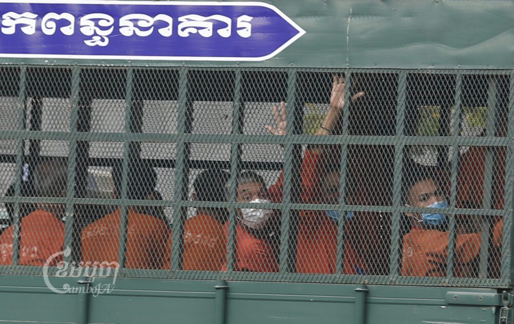 អតីតមន្ត្រីគណបក្សសង្គ្រោះជាតិគ្រវីដៃដាក់អ្នកថតរូបពេលមកដល់សាលាដំបូងរាជ ធានីភ្នំពេញ ដើម្បីចូលរួមសវនាការកាលពីថ្ងៃទី២២ ខែមករា ឆ្នាំ២០២១។ ខេមបូចា/ បញ្ញា ឆព័ណ្ណ