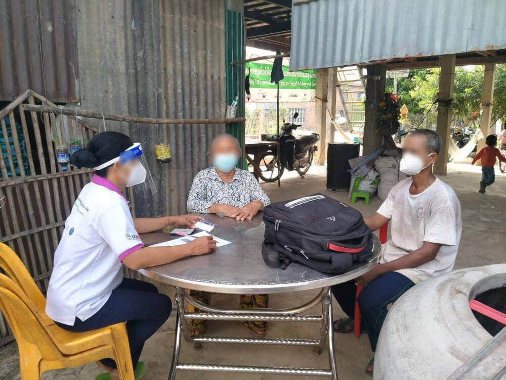 មន្ត្រីអង្គការផ្នែកសុខភាពម្នាក់បានផ្តល់ការពិគ្រោះយោបល់ដល់អ្នកកើតជំងឺរបេងនៅស្រុកលើកដែក ខេត្តកណ្តាល។ រូបថតកាលពីថ្ងៃទី២០ ខែមីនា ឆ្នាំ២០២២។ រូបថតផ្តល់ឱ្យ