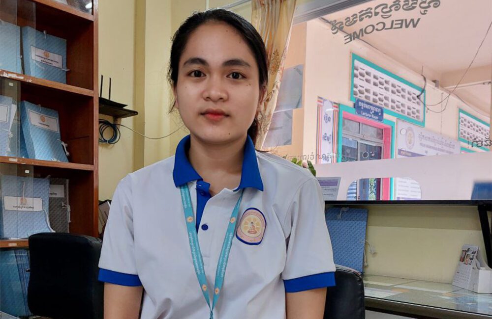 ប៉ាញូ ឡៃ ជាយុវតីជនជាតិដើមភាគតិច គ្រឹង មានអាយុ២២ឆ្នាំអង្គុយធ្វើការក្នុងការិយាល័យនៃពុទិ្ធកសកលវិទ្យាល័យព្រះសីហមុនីរាជា រាជធានីភ្នំពេញ។ រូបភាពថតនៅថ្ងៃទី២២ ខែមីនា ឆ្នាំ ២០២២។ ខេមបូចា/ម៉ិច ជួឡាយ