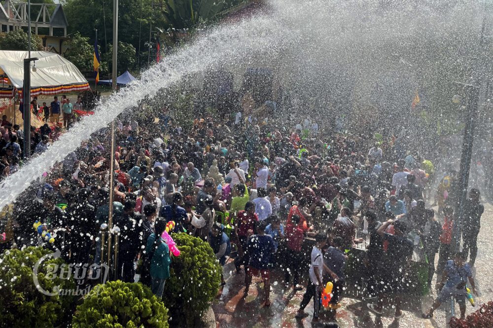 ប្រជាពលរដ្ឋប្រមូលផ្ដុំគ្នាលេងកម្សាន្ត ខណៈដែលមន្ត្រីប៉ូលិសប្រើឡានពន្លត់អគ្គិភ័យ បាញ់ទឹកលើប្រជាពលរដ្ឋជាលក្ខណៈលេងកម្សាន្តនៅក្នុងវត្តមួយ ដើម្បីអបអរបុណ្យចូលឆ្នាំថ្មី ក្នុងខេត្តកំពង់ឆ្នាំង។ រូបភាពថតថ្ងៃទី១៦ ខែមេសា ឆ្នាំ២០២២។ ខេមបូចា/ បញ្ញា ឆព័ណ្ណ