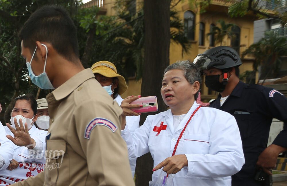 អ្នកស្រី សាត ផា បានថតការតវ៉ានៅមុខស្ថានទូតបារាំងដោយផ្សាយផ្ទាល់តាមហ្វេសប៊ុក នាថ្ងៃទី៤ ខែកុម្ភៈ ឆ្នាំ២០២២។ រូបថត៖ ខេមបូចា/ព្រីង សំរាំង