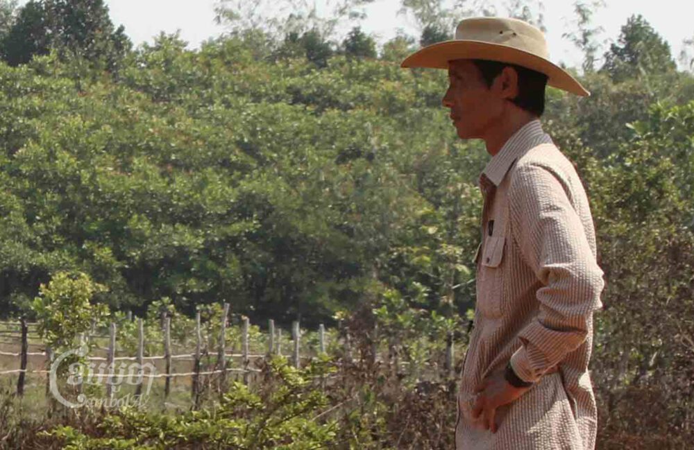 លោក ឈុត វុទ្ធី មើលឧទ្យានជាតិបុទុមសាគរ ក្នុងខេត្តកោះកុង។ រូបភាពថតនៅ ថ្ងៃទី២១ ខែកុម្ភៈ ឆ្នាំ ២០១២។ ខេមបូចា/ព្រីង សំរោង