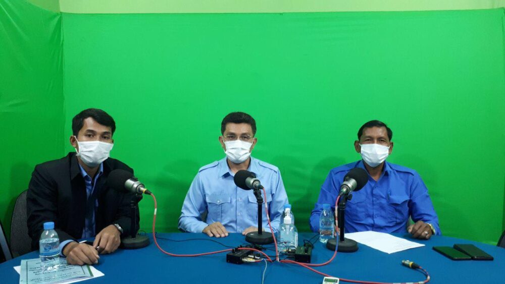 មន្ត្រីមន្ទីរអប់រំខេត្តបាត់ដំបង ចូលរួមក្នុងកម្មវិធីសន្ទនាមតិរបស់វិទ្យុជាតិចំការចេក កាលពីខែមីនាកន្លងមក។ រូបថត៖ មុន្នីនាថ