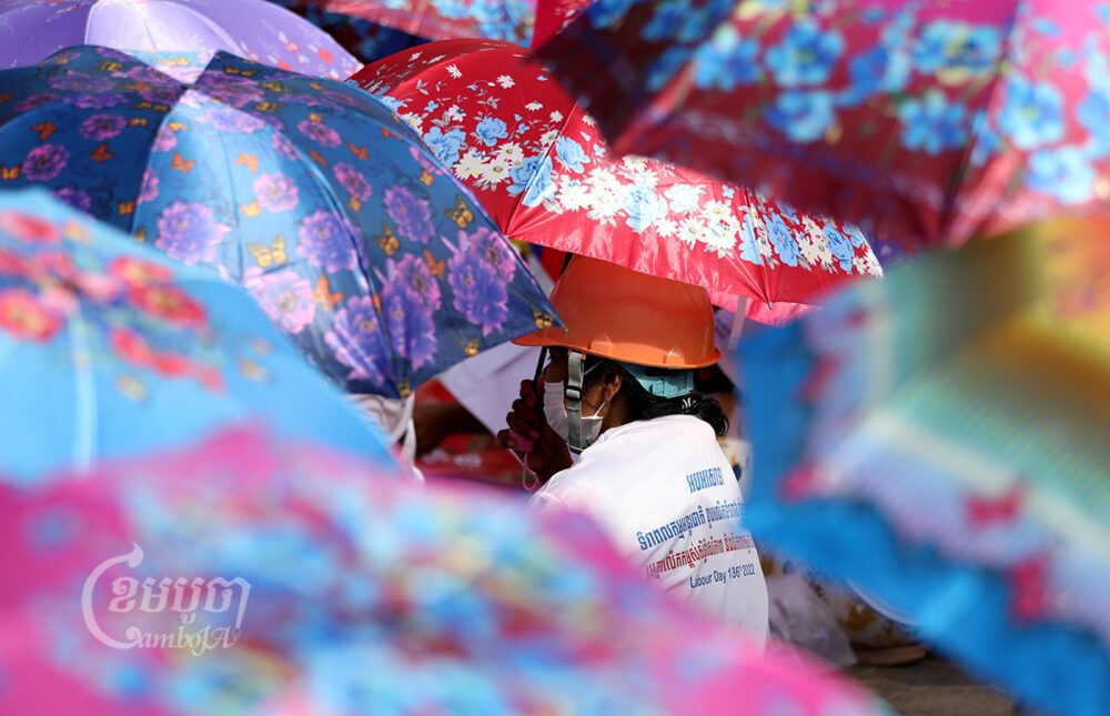 កម្មករប្រមូលផ្ដុំគ្នាដើម្បីចូលរួមប្រារព្ធទិវាពលកម្មអន្តរជាតិ នៅមាត់ច្រាំងទន្លេសាប ក្បែរវត្តភ្នំ ក្នុងរាជធានីភ្នំពេញ។ រូបថតថ្ងៃទី១ ខែឧសភា ឆ្នាំ២០២២។ ខេមបូចា/ព្រីង សំរាំង